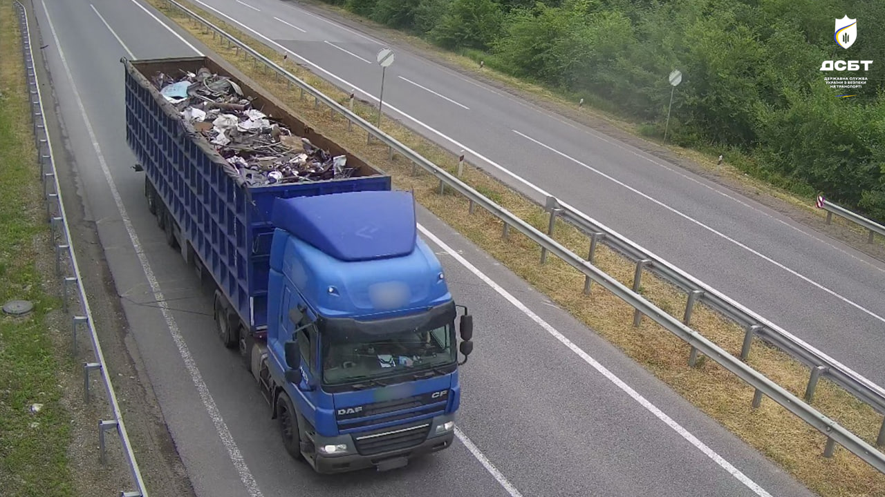 yakshcho-napivprychep-ne-maie-vidpovidnykh-markuvan-ta-poznachen-dlia-identyfikatsii-ioho-iak-konteinera-faktychna-masa-transportnoho-zasobu-povynna-buty-ne-bilshe-40-t-pozytsiia-sudu